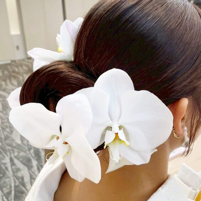 カラーと胡蝶蘭を使ったヘアパーツ