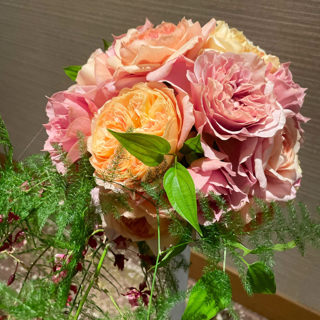 カラードレスに合わせたウエディングブーケ＆ブートニア