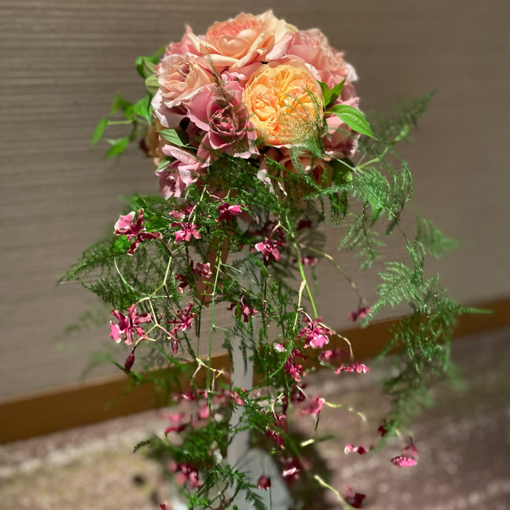 カラードレスに合わせたウエディングブーケ＆ブートニア