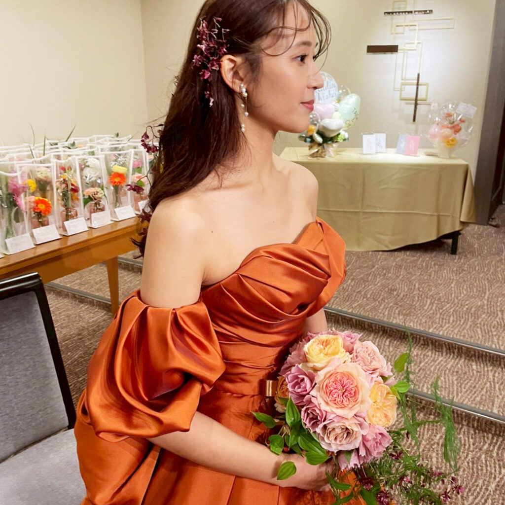 カラードレスに合わせたウエディングブーケ＆ブートニア